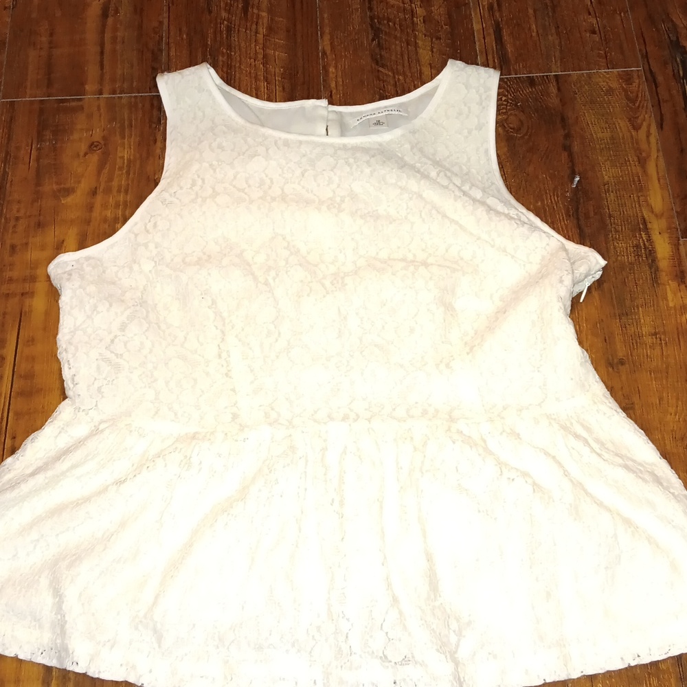 Banana Republic sleeveless lace blouse